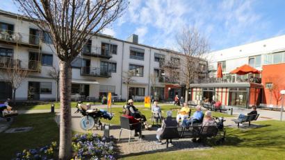 Bild: Gerhard Götz
So wie hier im Schwandorfer Elisabethenheim erleben auch die Bewohner andere Senioreneinrichtungen im Landkreis Schwandorf wieder ein Stück Normalität – etwa im Freien zu sitzen, um andere zu treffen.