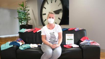 Bild: Klinikum/Dietl/exb
Ramona Ittner näht regelmäßig Onkomützen für die Patienten des Klinikums. Rund 15 Minuten braucht sie bis eine Mütze fertig ist.