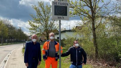 Bild: Roland Strehl/exb
Bürgermeister Roland Strehl (links) nimmt gemeinsam mit Ronny Gäßner (rechts) vom Bauamt und dem Gemeindeelektriker Josef Knorr die letzte Geschwindigkeitsmessanlage in Betrieb.