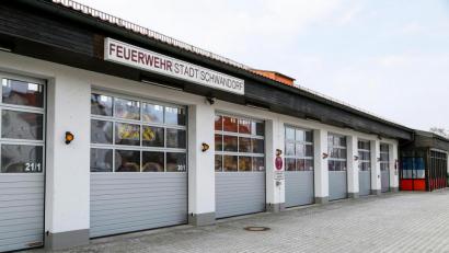 Bild: Clemens Hoesamer 
Die Garagen des Schwandorfer Gerätehauses sind zu niedrig für das neue Container-Wechselfahrzeug. Nun soll auf dem Parkplatz eine Leichtbauhalle entstehen.
