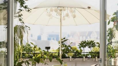 Bild:  Martin Inger/Inter IKEA Systems B.V. 2021/dpa
Ein Sonnenschirm spendet Schatten und sorgt auch an heißen Tagen dafür, dass der Balkon weiter nutzbar bleibt.