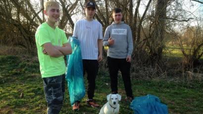 Bild: Gertrud Burger/exb
Nino, Tim und Lion (von links) helfen zusammen mit Justin, Chiara und Marius (nicht auf dem Bild) dem Bund Naturschutz Auerbach beim Müllsammeln. Drei Mülltüten voll hat die Gruppe allein am Speckbach gesammelt.