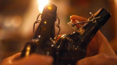 Symbolbild: Angelika Warmuth/dpa
Die Amberger Wirtin muss sich wegen Verstößen gegen die Corona-Regeln vor dem Amtsgericht verantworten.