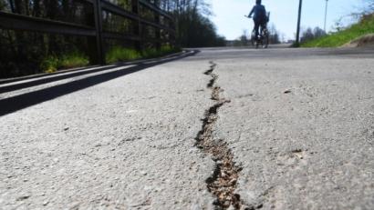 Bild: Gabi Schönberger
Keine Angst, die Erde tut sich nicht auf. Trotzdem müssen Radler auf dem Weg zwischen Mooslohstraße und Thermenwelt aufpassen, um nicht in die Rille zu geraten.