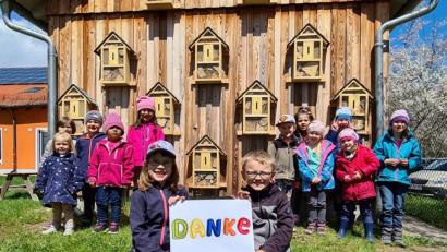 Bild: ads
15 Insektenhäuschen bereichern den Garten der Kindertagesstätte St. Vitus, die dafür Patenschaften vergeben hat. Die Paten sorgen nicht nur für die Namen der Insektenhäuschen, sondern durch großzügige Spenden auch für eine Aufbesserung der Kita-Kasse.