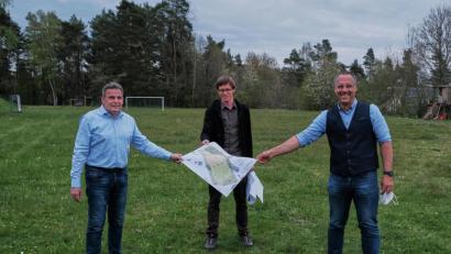 Bild: tkr
Voller Freude präsentieren Bürgermeister Norbert Eckl, Landschaftsarchitekt Korbinian Schönberger und Gemeinderat Tobias Krafczyk den Plan für das Freizeitsportgelände am Bierl. Mit dem Gelände erhält Teunz ein naturnahes grünes Fitnessstudio.