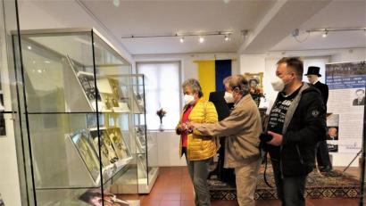 Bild: ubb
Maja, Hans und Jürgen Köig schauten sich im Stiftland-Museum Waldsassen mit viel Freude die Ausstellung "100 Jahr Fotografie Zirlik" an. Maja König ist die Tochter des verstorbenen Fotografen Hans Zirlik. Selbst sie hat die Ausstellung bisher wegen der Schließungen aufgrund der Pandemie noch nicht gesehen, obwohl diese bereits seit einem Jahr fertig ist.