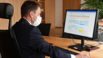 Bild: Gabi Schönberger
Oberbürgermeister Jens Meyer hat wegen der Coronapandemie zwar nur noch eingeschränkt Bürgerkontakte, aber einen durchaus gut gefüllten Terminkalender.