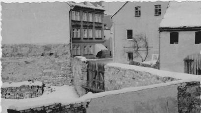 Bild: Archiv Bruno Salomon/exb
Noch 20 Jahre nach dem Kriegsende waren in Waldsassen Folgen von Kampfhandlungen zu sehen. Das Foto aus dem Jahr 1965 zeigt die Überreste eines Stadels des Anwesens Luitpoldstraße14 (Wertl), der im Mai 1945 angebrannt war.