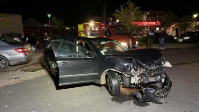 Bild: Polizeiinspektion Amberg
Das war's jetzt erst mal mit dem Autoposen: Eines der beiden Fahrzeuge, die am Freitagabend auf dem Parkplatz eines Gartencenters an der Fuggerstraße zusammengestoßen sind.