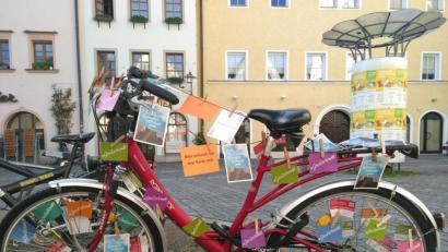 Bild: Anja Ehren/exb
Der Weltladen stellte zum Aktionstag Fahrräder mit Botschaften in Weiden auf.