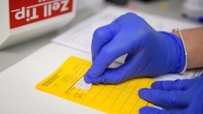 Bild: Christopher Neundorf
Angesichts zunehmender Corona-Lockerungen sollen strengere Regeln gegen Missbrauch von Impfpässen und Testnachweisen kommen. Foto: Christopher Neundorf/dpa