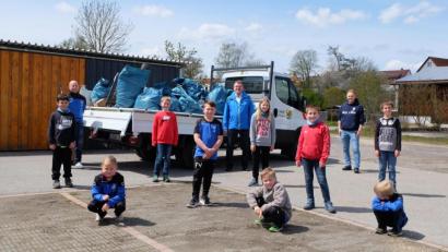 Bild: Stefanie Gradl
Die Verantwortlichen der Rama-dama-Aktion im Stadtgebiet, Jugendleiter Hans Geier, Bürgermeister Hans-Martin Schertl und Jugendleiter Alexander Rittner (hinten, von rechts), sind sehr zufrieden mit dem Engagement der sammelnden Kinder, von denen einige vor dem Bauhof-Auto zu sehen sind.