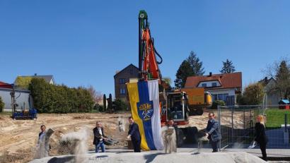 Bild: Michael Weiß/exb
Bauamtsleiter Uwe Knutzen, Geschäftsstellenleiter Daniel Fendl, Landrat Thomas Ebeling, Bürgermeister Thomas Falter, Allgemeinarzt Stefan Roi und Architektin Anna Grabinger (von links) setzten gemeinsam vor wenigen Tagen den ersten Spatenstich für das Wackersdorfer Ärztehaus.