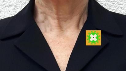 Bild: Maria Maier
Der Träger des Buttons zeigt, dass er geimpft oder impfwillig ist und Impfungen in Ländern der Dritten Welt unterstützt.
