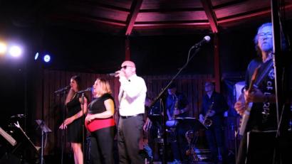 Bild: prh
So viele Besucher hat eine Sommerserenade in der Freizeitanlage wohl noch nicht gesehen. Die Weidener Formation "Soul-Station No. 10" toppte ihren Auftritt vom letzten Jahr noch und reißt das Publikum mit Soul, Funk, R & B und Rock mit.