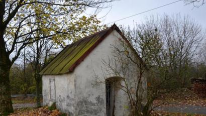 Bild: gi
Das kleine Kapellerl unweit der Staatsstraße zwischen Tröbes und Gaisheim wartet schon seit vielen Jahren auf eine Sanierung. Jetzt schlug Gemeinderat und Kirchenpfleger Bernhard Rom ein Treffen aller Beteiligten vor.