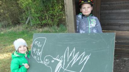 Bild: gm
Sofia (links) und Ben (rechts) mit der Tafel und einer ihrer tollen Zeichnungen, dem "Windpferd Ostwind." Den Pittersberger Kindern macht der Ballspiel-Nachmittag Spaß.