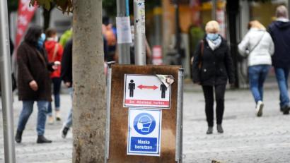 Archivbild: Gabi Schönberger
Trotz sinkender Inzidenzzahlen in Weiden bleibt die Maskenpflicht nach der 12. Bayerischen Infektionsschutzmaßnahmenverordnung für die Innenstadt bis 6. Juni bestehen.