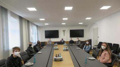 Bild: jzk
„An der Kemnather Realschule geht die Ausbildung zu Medientutoren weiter“, versicherten Realschuldirektor German Helgert und Projektleiter Knut Müller (hinten links und Zweiter von rechts) Bürgermeister Roman Schäffler (hinten Zweiter von links). Dieser hatte die zertifizierten Medientutoren ins Rathaus eingeladen.