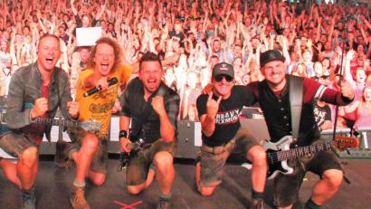 Archivbild: stg
Statt auf der großen Bühne stehen in die "Troglauer" (Bild vom 15. Bandjubiläum) am Freitag mit in der Küche von Sternekoch Alexander Herrmann. Sie werden aber auch ihre Instrumente mit dabei haben.