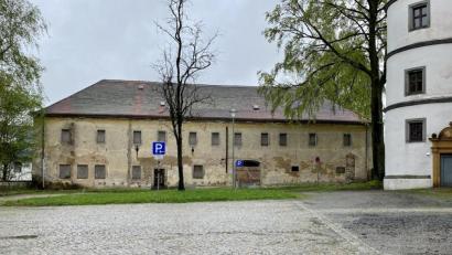 Bild: Eichl
Der ehemalige Marstall, das sogenannte Kavaliersgebäude der Friedrichsburg, soll für 5,5 Millionen Euro renoviert werden. Für die Finanzierung fehlen aber noch eingeplante Fördermittel.