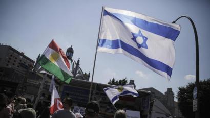 Bild: Carsten Koall/dpa
Teilnehmer einer Demonstration gegen eine antiisraelische Demonstration anlässlich des jährlich stattfindenden al-Quds-Tages. Der al-Quds-Tag ruft alle Muslime auf, am letzten Freitag des Fastenmonats Ramadan ihre Solidarität mit dem palästinensischen Volk zu erklären.
