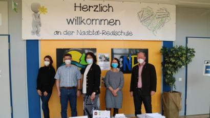 Bild: Johann Vollath/exb
Maria Neugschwendner (links) und Martin Mayer (rechts) überreichten die Boxen an (von links) Seminarrektor Bertram Freundl, Schulleiterin Hannelore Reil-Heining und Seminarrektorin Liane Schuster.