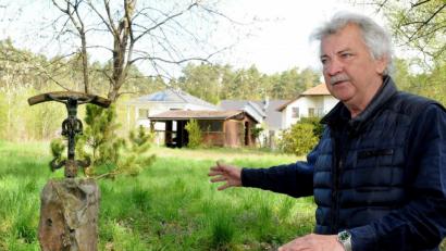 Bild: Stephan Huber
Künstler Georg Kolbeck hat am alten Pilgerweg in Kienlohe ein Wegekreuz aufgestellt. Er hat es aus zum Teil uralten Materialien gebaut. .