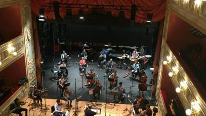 Bild: aks
Dirigent Armando Merino und das Ensemble "der/gelbe/klang" nahmen die drei Uraufführungen "Walther & The Next Generation" im Stadttheater Amberg auf.