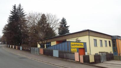 Bild: e
Die Kindertagesstätte St. Raphael in der Köferinger Straße in Haselmühl hat ausgedient. Ein Neubau soll insgesamt 160 Kinder aufnehmen.