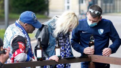 Bild: Roland Weihrauch/dpa
Wie steht's in Nürnberg? Nicht nur in Bochum verfolgten die VfL-Fans vor dem Stadion das Geschehen. Ein besonders treuer Teil des Anhangs hatte sich sogar auf den Weg ins Frankenland gemacht - ohne ins Max-Morlock-Stadion zu dürfen.