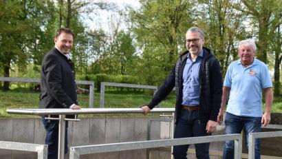Bild: hcz
Nicht nur im Kneippbecken im Stadtbad unterhielten sich Oberbürgermeister Jens Meyer, der neue Bauhofleiter Daniel Tubifato und Stadtbad- Freunde- Chef Hans Forster über die Zukunft der Städtischen Freizeitanlage Stadtbad.