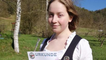 Bild: bö
Rosalie Gardner ist stolz auf das goldene Leistungsabzeichen (D3-Prüfung) des Nordbayerischen Musikbunds.
