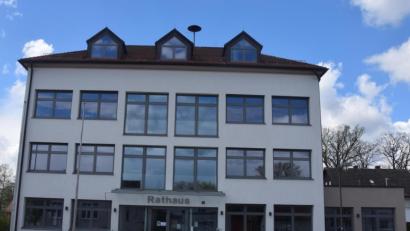 Bild: fz
Die Verwaltungsgemeinschaft Schirmitz belegt Büroflächen im Rathaus Schirmitz. Dafür wird nun mehr Miete fällig.