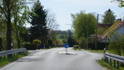 Bild: bey
Der Fahrbahnteiler am Ortseingang von Hammerles aus Richtung Schwand war als Maßnahme zur Geschwindigkeitsreduzierung gedacht. Deshalb macht die Straße einen kleinen Rechtsschwenk. Für viele Verkehrsteilnehmer exisitiert dieser Fahrbahnteiler nicht: Sie fahren einfach auf der linken Seite vorbei.