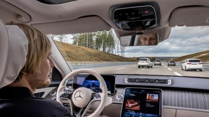 Bild: Daimler AG/dpa
Mehr Entspannung im Stau: Autos wie die neue S-Klasse (Bild) oder der elektrische EQS von Mercedes können alleine durch den Stau lenken und entlasten so den Fahrer.