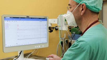 Bild: Klinikum Fichtelgebirge/exb
Chefarzt Michael Paland an einem der neuen Anästhesie-Arbeitsplätze.