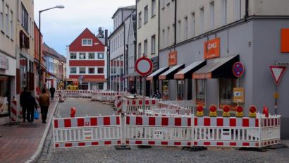 Bild: Hirsch
Im nördlichen Teil der Schwandorfer Bahnhofstraße werden derzeit die Wasser-, Fernwärme- und Gasleitungen neu verlegt. Im kommenden Jahr steht die komplette Umgestaltung an.