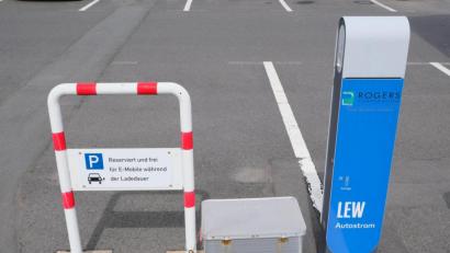 Bild: do
Eine öffentliche E-Tankstelle ähnlich dem Modell auf dem Parkplatz der Firma Rogers in Eschenbach plant der Gemeinderat vor der Grundschule in Oberbibrach.