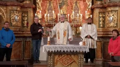 Bild: hir
Diözesanpräses Karl-Dieter Schmidt (Mitte) überreichte den diözesanen Kolpingpreis für das spirituelle Engagement an die beiden Vorsitzenden Maria Richthammer (rechts) und Georg Hirmer (Zweiter von links) . Mit im Bild: Präses Robin Kuzhivelil (Zweiter von rechts) und Sebastian Most (links).