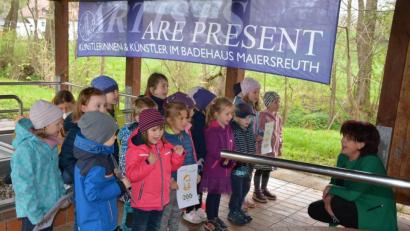 Bild: jr
16 Mädchen und Buben des Bad Neualbenreuther Kinderhauses „Tillenzwerge“ sangen unter der Leitung von Manuela Gatter (rechts) „Kneippen ist cool und macht uns Spaß“. Von Sonja Ziegler wurden sie auf der Gitarre begleitet.