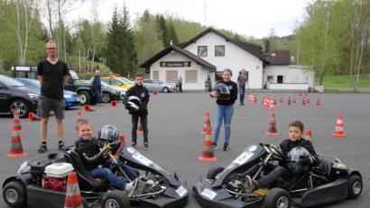 Bild: kro
Jugendleiter Florian Ernstberger (links) mit den vier jungen Kart-Fahrern vor dem ersten Kart-Training in diesem Jahr.