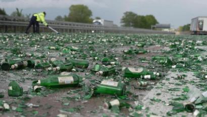 Bild: Thomas Lindemann/TNN/dpa
Trauriger Anblick: Zerstörte Bierflaschen liegen auf der A1 in Richtung Bremen.