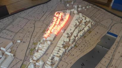 Bild: rn
Beim Taubnschuster in Eschenbach zeigt ein Stadtmodell mit Hilfe digital gesteuerter Beleuchtungseffekte den einstigen Großbrand am 24. Juni 1876, als 56 Wohn- und 130 Nebengebäude vernichtet wurden.