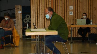 Bild: bjp
In den Gemeinderatssitzungen ist das Computerzeitalter längst präsent. Die Pandemie veranlasste Bürgermeister Thorsten Hallmann (Mitte) nun auch, die Option einer Online-Sitzungsteilnahme für kranke oder infizierte Ratsmitglieder vorzuschlagen.