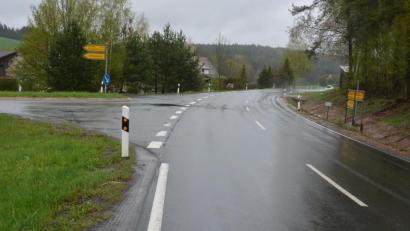 Bild: jr
Auf der Kreisstraße TIR22 bei der Abzweigung nach Zirkenreuth soll die zulässige Höchstgeschwindigkeit von 100 auf 70 km/h gesenkt werden. Ein Antrag ging bereits an das Landratsamt.