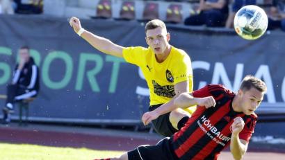Archivbild: Hubert Ziegler
Martin Popp (hinten) vom FC Amberg beim Torschuss. Der ´23-Jährige erzielte in der gerade abgebrochenen Bezirksliga-Saison in 22 Spielen 20 Treffer.