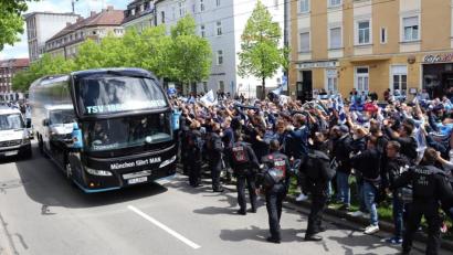 Bild: Ulrich Wagner
Die Sechziger-Fans begrüßen ihre Lieblinge im Bus mit einem Fan-Spalier. Gut 1000 Leute waren am Sonntag vors Grünwalder Stadion gekommen.