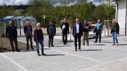 Bild: bö
Der neue Dorfplatz in Vilshofen ist freigegeben (von links): Bauunternehmer Wolfgang Schatz, Engelbert Müllner, Marlies Grill und Dieter Teich (alle Bauausschuss), Architekt Markus Rösch, Bürgermeister Erwin Geitner, Bauleiterin Karin Janker von Rösch-Architekten, Dritter Bürgermeister Gerhard Schnabl und Christine Meyer vom Büro LAB Röth Landschaftsbau.